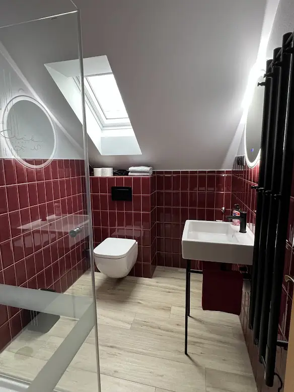 Prostorná koupelna apartmánu U Krčků v Zaječí — ubytování nad vinným sklepem