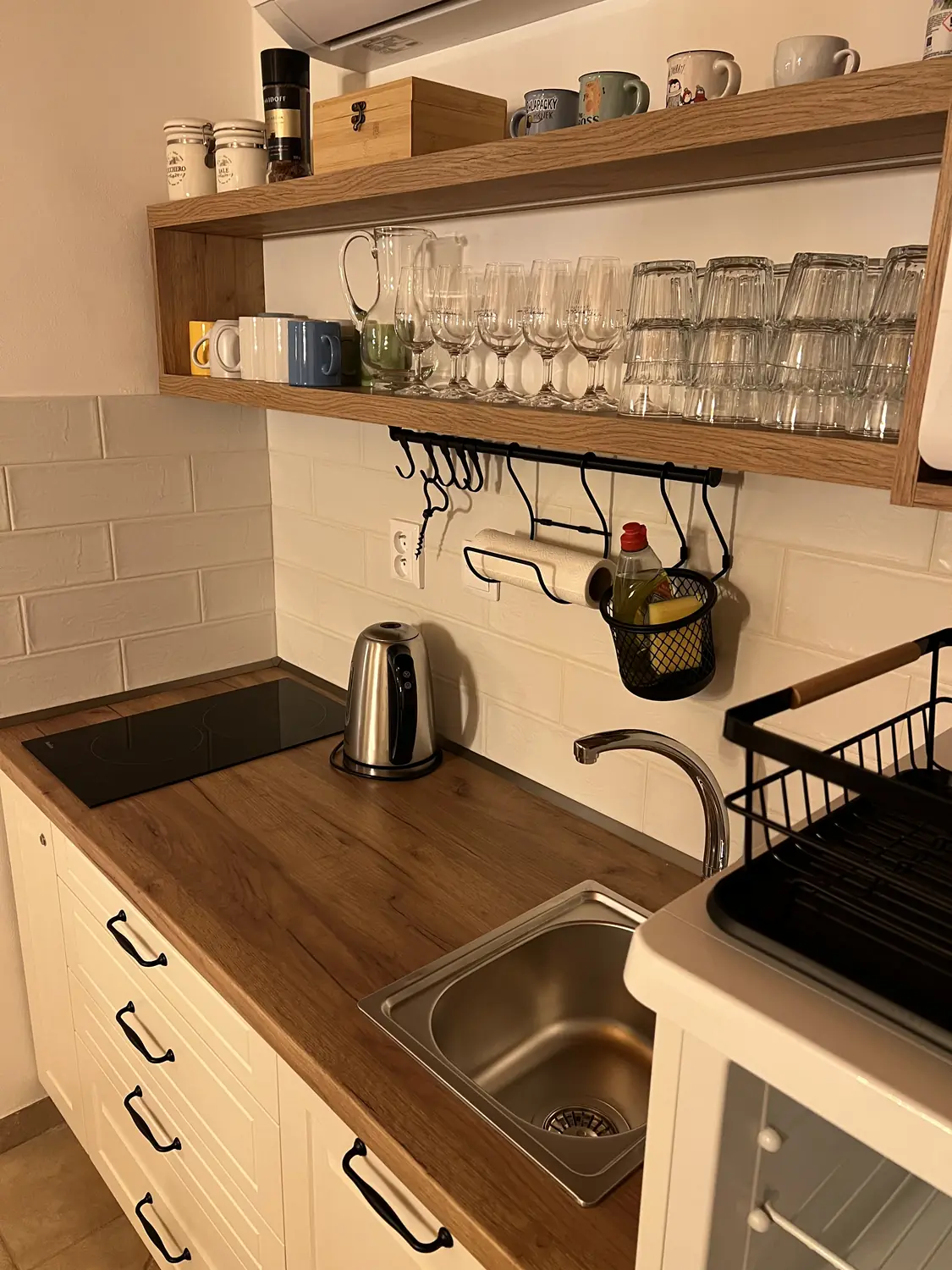 Kuchyňská linka s nádobím a skleničkami v apartmánu U Krčků