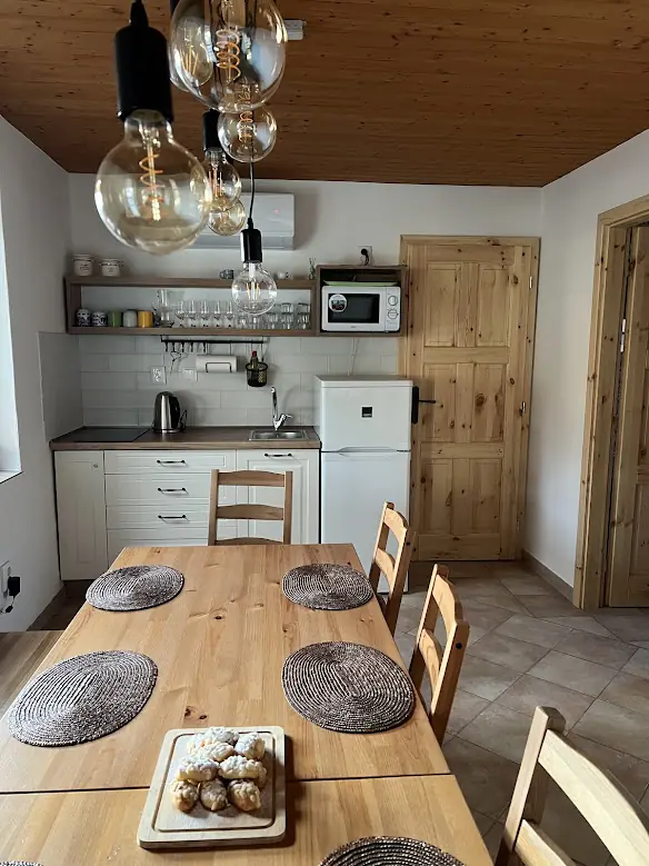 Plně vybavená kuchyně a jídelna v apartmánu U Krčků, Zaječí — ubytování na jižní Moravě