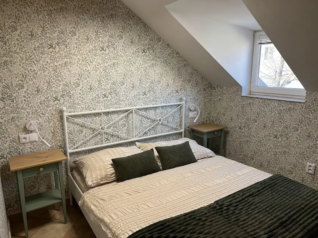 Hlavní ložnice s manželskou postelí v apartmánu U Krčků, Zaječí — ubytování pro páry