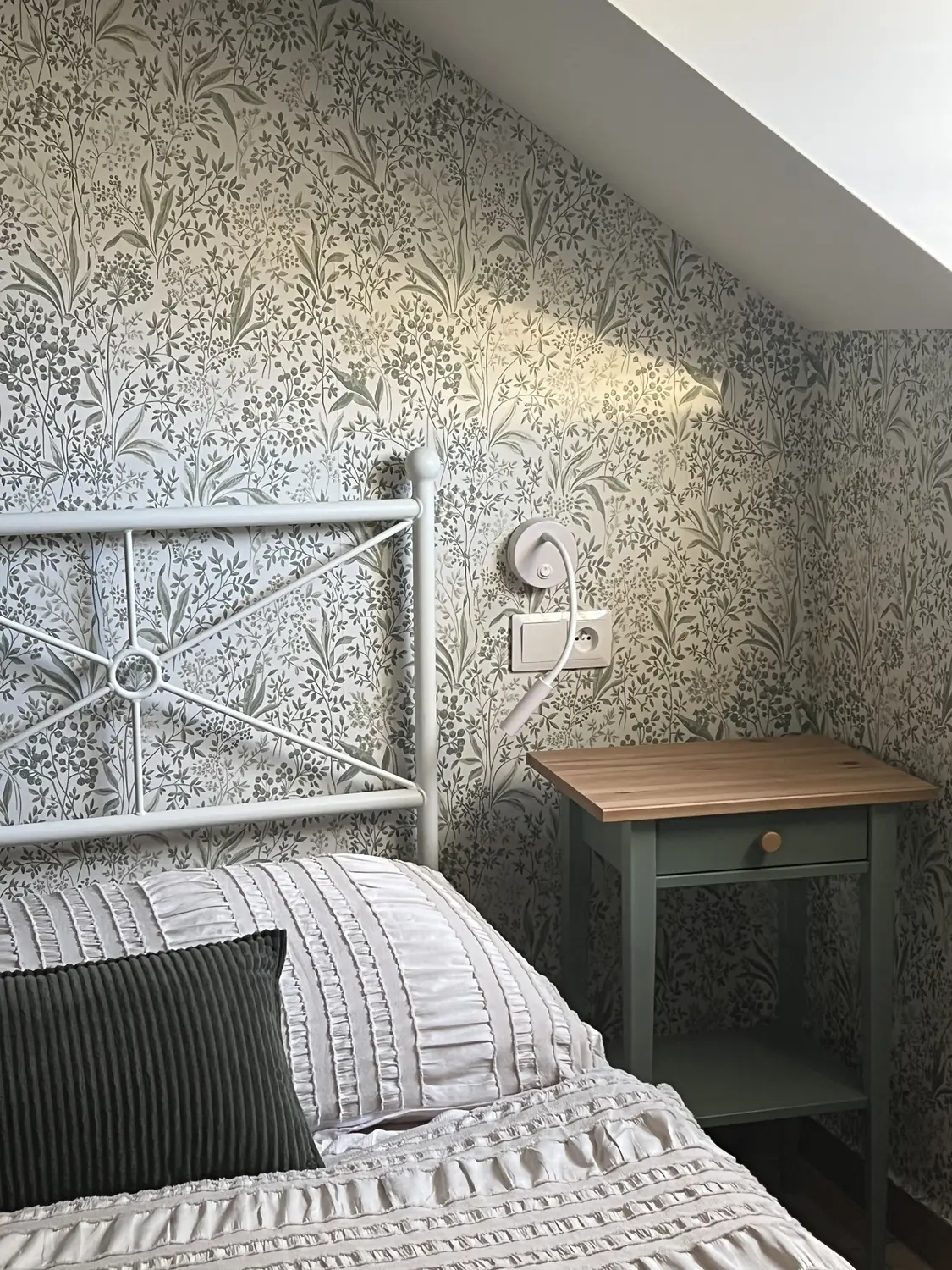 Podkrovní ložnice se světlou tapetou v apartmánu U Krčků, Zaječí