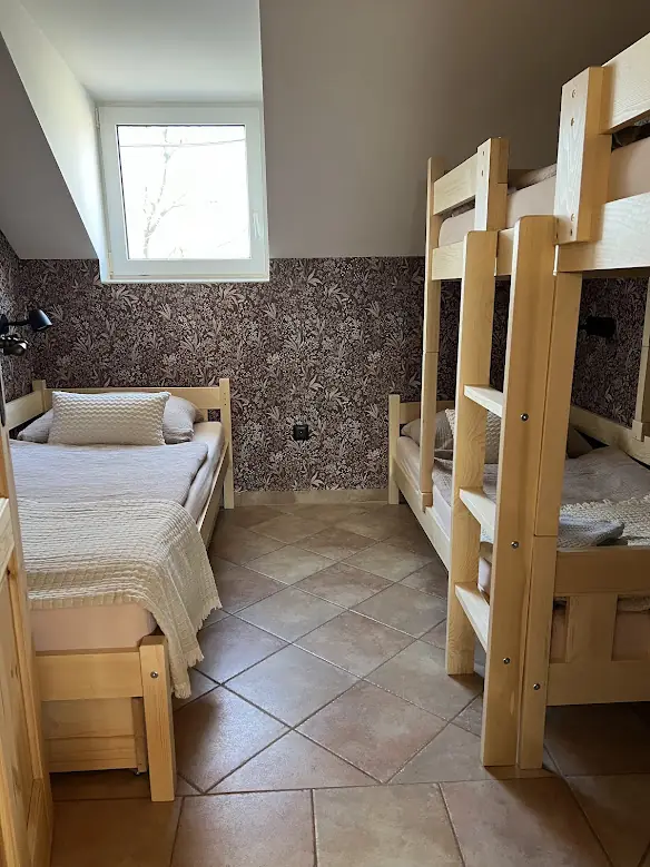 Dětská ložnice s palandou v apartmánu U Krčků — rodinné ubytování Zaječí