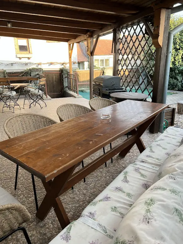 Venkovní terasa s pergolou a posezením, apartmán U Krčků na jižní Moravě