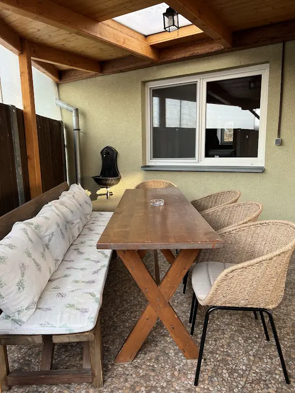 Posezení na terase apartmánu U Krčků, jihomoravské vinice Zaječí