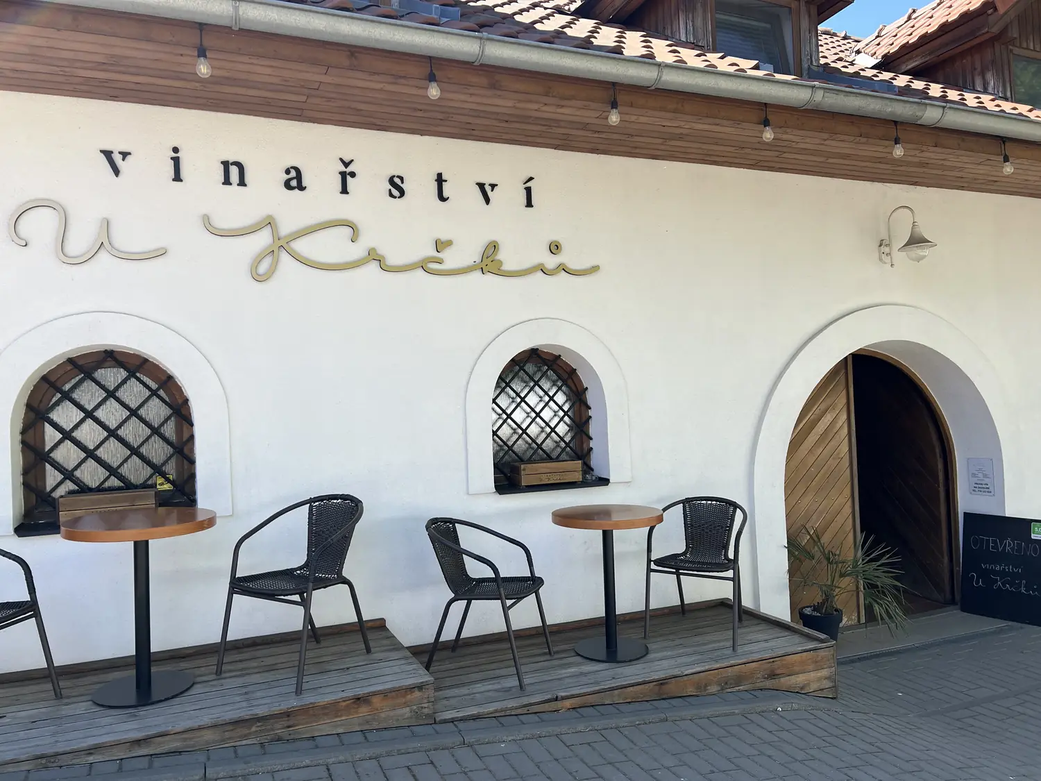 Vinařství U Krčků zvenčí — posezení před vinným sklepem v Zaječí