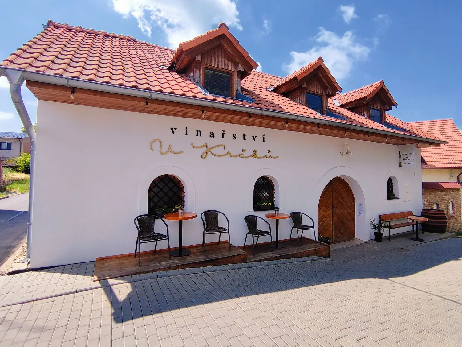 Rodinné vinařství U Krčků v Zaječí — exteriér se sklepem a apartmánem